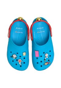 Blauwe plastic klompen met rode banden, ventilatiegaten en kleurrijke versieringen van cartoonfiguren, waaronder toast en een deur.