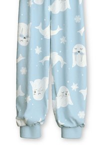Hellblaue Sweatpants mit einem spielerischen Muster aus Robben und Schneeflocken in Weiß, mit elastischen Bündchen und einer weichen Stofftextur.