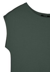 Zielony t-shirt z krótkim rękawem, wykonany z miękkiego materiału, z okrągłym dekoltem i luźnym krojem, o gładkiej fakturze i bez widocznych wzorów.