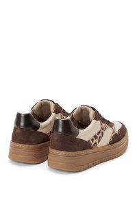 Ζευγάρι καφέ και μπεζ sneakers με πλατφόρμα και λεοπάρ σχέδιο, με σκούρες καφέ σουέντ λεπτομέρειες, εμφανιζόμενα από πίσω και από το πλάι.