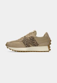 Beige sneakers laget av semsket skinn og nettmaterialer; har et leopardskinn-innslag på siden og en teksturert gummisåle for godt grep.