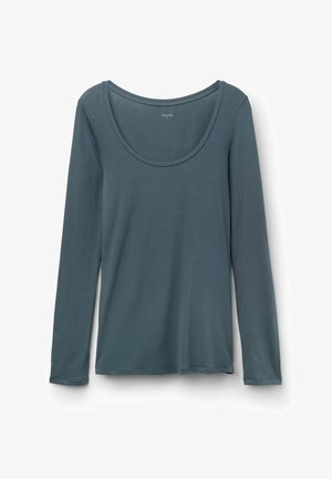 Langärmliges, türkisfarbenes Shirt mit rundem Halsausschnitt, aus weichem Stoff gefertigt, mit glatter Textur und lockerer Passform. Keine Muster oder Akzente.