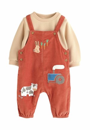 Beiges Langarmshirt mit rostfarbenen Latzhosen mit bestickten Hasen mit Karotten, Kuh und blauem Traktor.