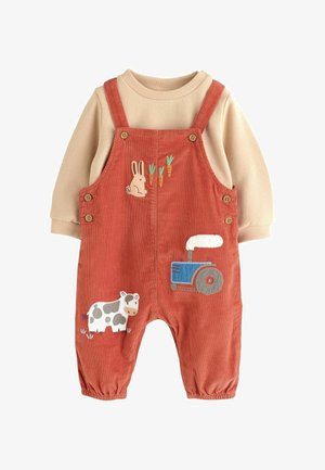 Beige langærmet skjorte med rustfarvede overalls med broderede motiver af kanin med gulerødder, ko og blå traktor.