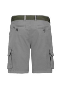 Graue Cargo-Shorts mit zwei Seitentaschen und zwei Gesäßtaschen. Mit einem strukturierten grünen Gürtel. Twill-Stoff mit genähten Details.