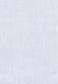 Hellblauer, strukturierteter Stoff mit einem feinen Webmuster und kleinen faserigen Details. Weiches und leichtes Material.