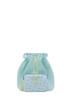 Sac en filet bleu clair avec une pochette avant attachée, ornée d'une impression de palmier bleu et de voiture, cordons de serrage jaunes et fermeture éclair.