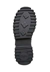 Suela de bota de goma negra con surcos profundos para tracción. Presenta texturas rectangulares y con patrones de diamante, acento circular con la marca en el talón.