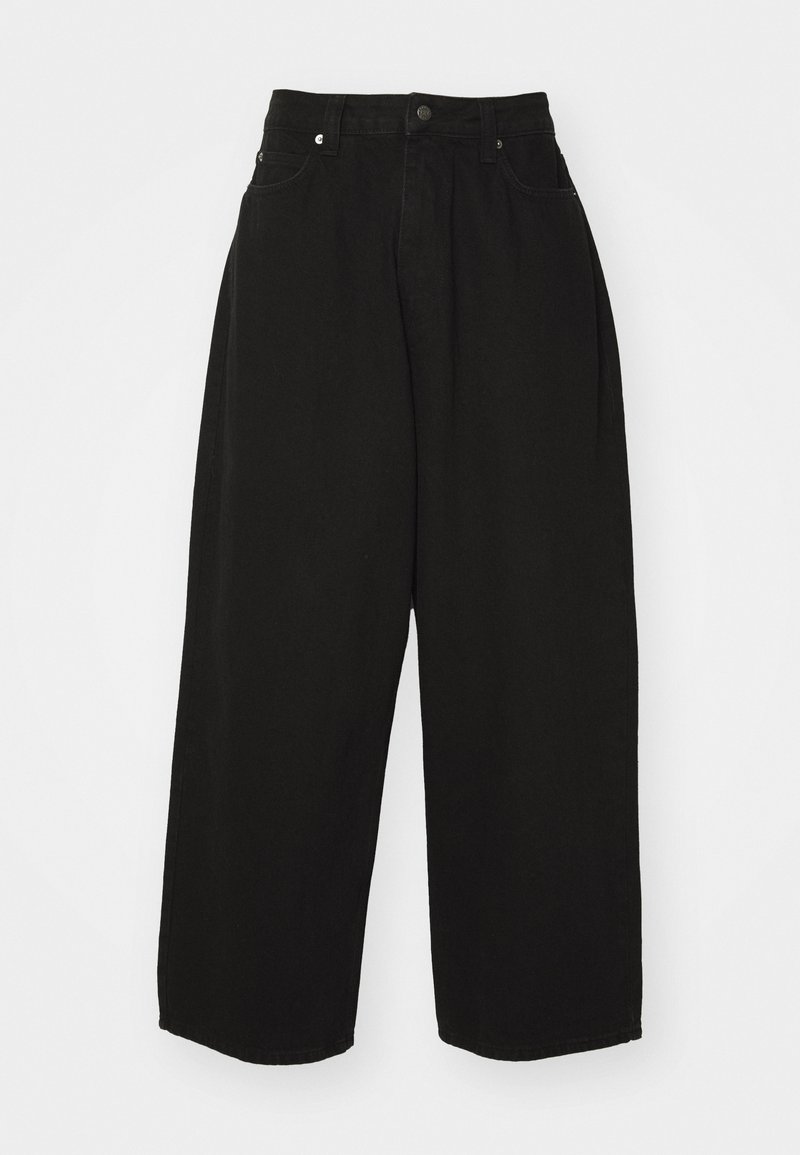 Pantalons larges noirs en denim, avec une taille haute, des poches avant et une fermeture à bouton. Texture lisse avec passants de ceinture.