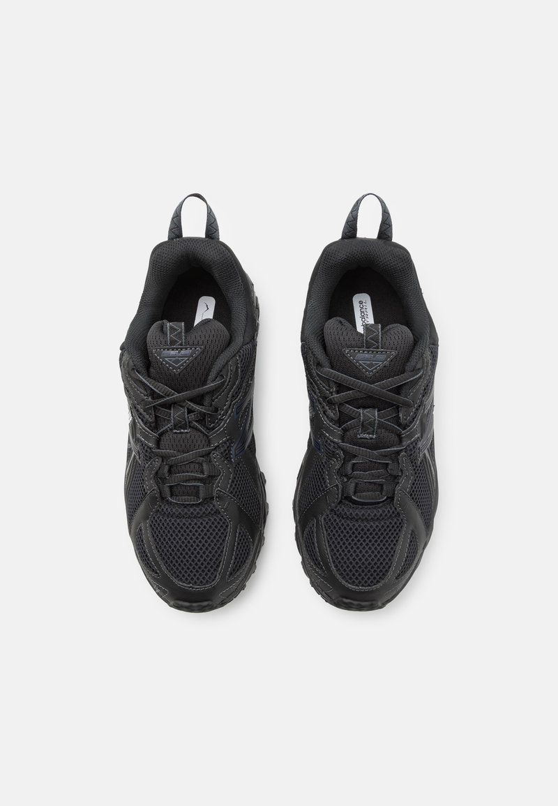 Schwarze Sportschuhe mit einem Obermaterial aus Mesh, Gummisohle und strukturierten Akzenten. Enthält Schnürsenkel und zwei Zuglaschen an der Ferse.