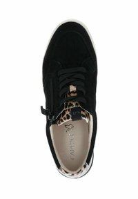 Sneaker in camoscio nero con fodera a stampa leopardata, lacci neri e zip laterale. Suola in gomma bianca per un contrasto.