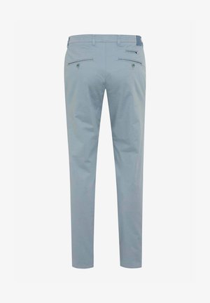 Pantalones ajustados azul claro vistos desde atrás con dos bolsillos de ojal con botón y trabillas en la cintura.