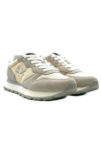 Heren sneakers met een mix van suede en stof in beige en grijstinten. Voorzien van witte veters, rubberen zool en logo-accenten aan de zijkant.