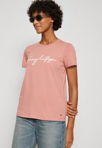 Tommy Hilfiger SIGNATURE TEE - Tričko s potlačou - teaberry blossom