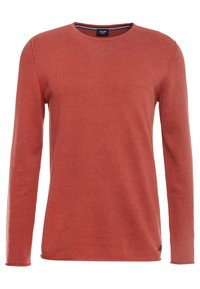 Röd långärmad t-shirt med rund halsringning, tillverkad av textil med struktur. Har en rak nederkant och en liten logotagg längst ner till vänster.