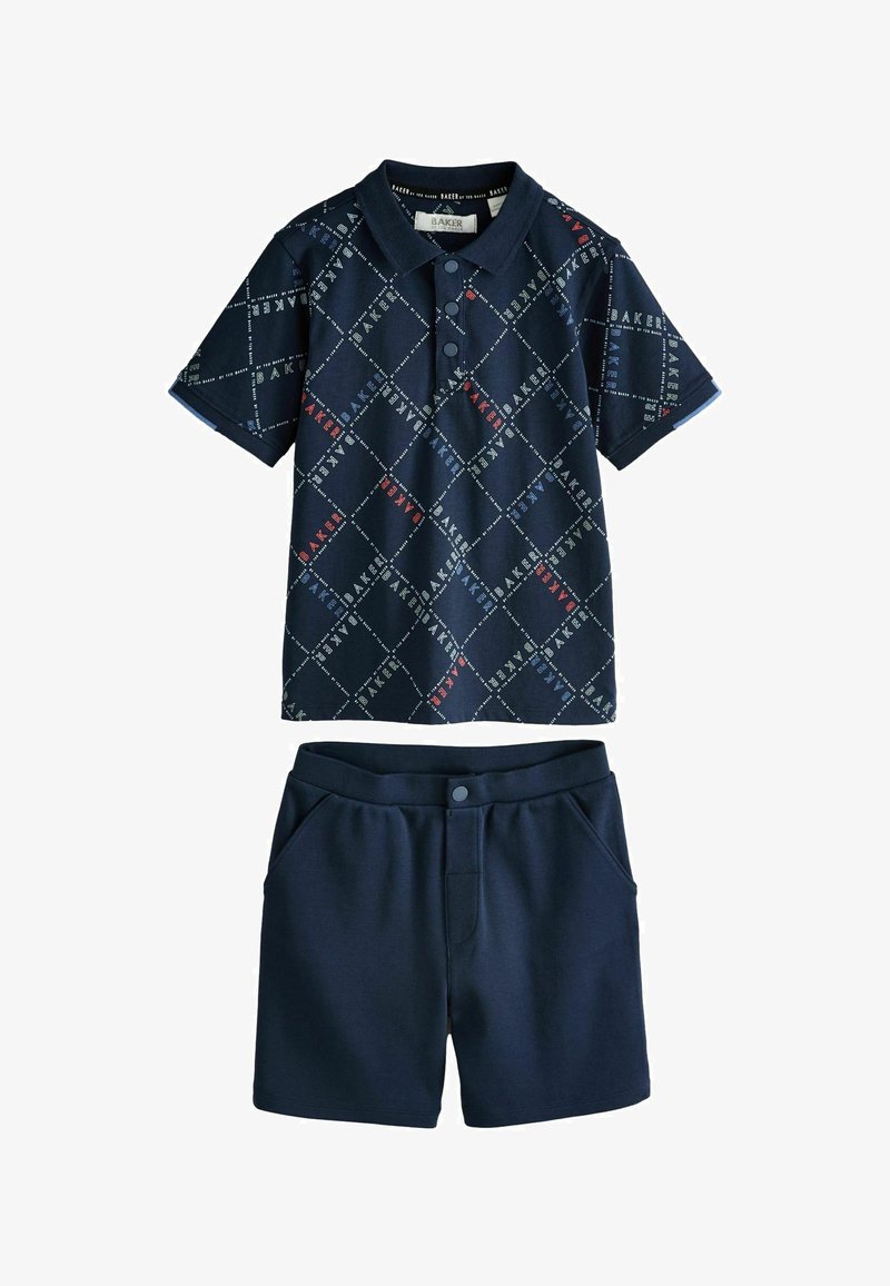 Granatowa koszulka polo z krótkim rękawem z diamentowym wzorem i wielokolorowym nadrukiem; do tego pasujące granatowe szorty z kieszeniami i zapięciem na guziki. Miękka mieszanka bawełny.