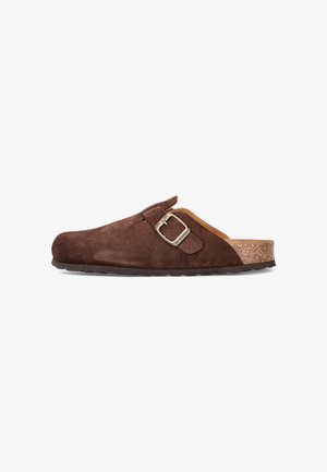 Zoccolo in suede marrone con suola in sughero e fibbia laterale regolabile.