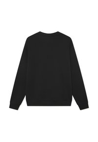 Sudadera negra con cuello redondo, mangas largas y puños acanalados. Textura suave y diseño minimalista sin logotipos ni patrones visibles.