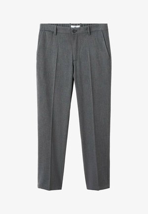 Pantalon gris sur mesure avec une texture de tissu lisse, une coupe droite et des plis à l'avant. Comprend des poches latérales et une fermeture à boutons.