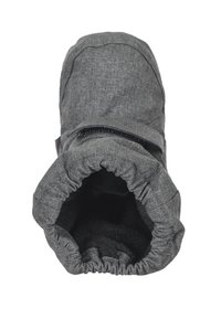 Grauer Stoffstiefel mit einem gerafften oberen Teil, ausgestattet mit einem Reißverschluss und einem weichen Innenfutter. Das Design ist schlicht und funktional für kaltes Wetter.