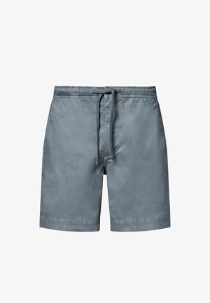 Miesten rento vaaleansiniset shortsit, joissa joustava vyötärönauha ja etumallinen kiristysnauha, yksivärinen malli, polven pituus.