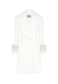Cappotto bianco in lana con vita strizzata, ampie rever e dettagli in pelliccia sintetica sulle maniche. Presenta tasche laterali e un fiocco nella parte anteriore.