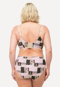 Patronen bh en bikini set met een mix van roze, zwart en crème vierkanten met bloemmotieven; verstelbare bandjes en haaksluiting.