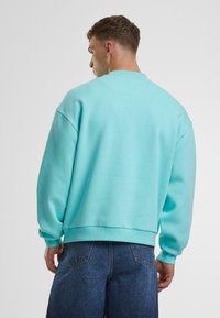 Urban Classics FLUFFY CREWNECK - Sweatshirt - berylblue