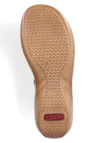 Bruine rubberen schoenzool met een golvende textuur, voorzien van een maat 37-markering en een rood "rieker"-logo. Glad rand en stevige constructie.