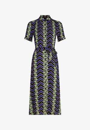 Bedrucktes Kleid mit einem geometrischen Chevron-Muster in Marineblau, Grün und Schwarz, mit einem Hemdkragen und kurzen Ärmeln, abgerundet mit einem Gürtel.