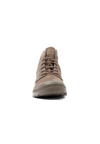 Braune Wildleder-Hochtop-Sneaker mit einer strukturierten Gummisohle, verstärkten Ösen und einem gepolsterten Kragen für Komfort. Frontalansicht.