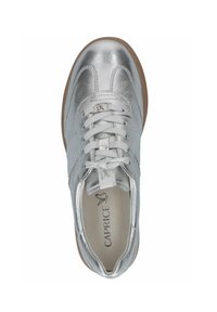 Sneaker metallici argento con una finitura testurizzata, caratterizzati da un design con lacci, colletto imbottito e una soletta morbida e ammortizzata.
