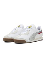 Hvide sneakers med grå accenter, mesh og ruskindspaneler, rund tå, snørebånd foran og en gummisål. Har et gult logo-patch på tungen.