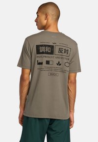 Szary t-shirt z okrągłym dekoltem, z czarnymi grafikami nadrukowanymi na plecach, przedstawiającymi różne kształty i tekst, wykonany z miękkiego, oddychającego materiału.
