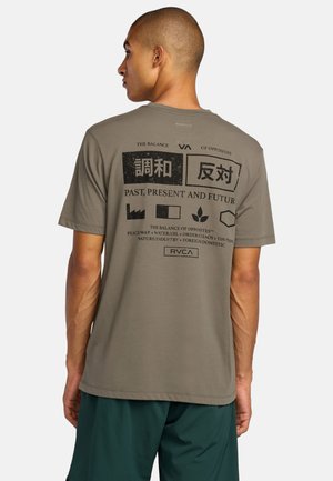 Szary t-shirt z okrągłym dekoltem, z czarnymi grafikami nadrukowanymi na plecach, przedstawiającymi różne kształty i tekst, wykonany z miękkiego, oddychającego materiału.