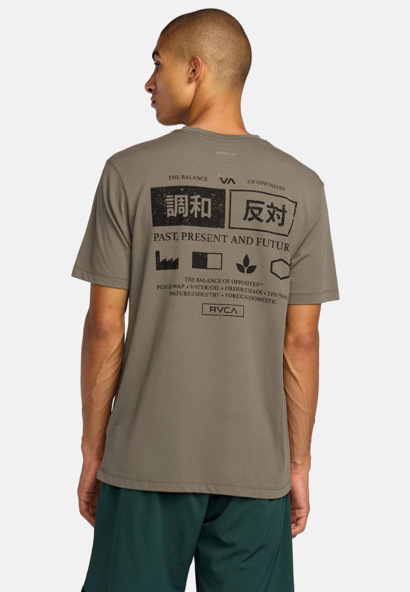 Szary t-shirt z okrągłym dekoltem, z czarnymi grafikami nadrukowanymi na plecach, przedstawiającymi różne kształty i tekst, wykonany z miękkiego, oddychającego materiału.