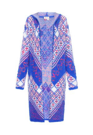Gebreide cardigan van pluizige stof, met geometrische patronen in blauw, roze en wit. Open voorkant met lange mouwen, halflange uitvoering.