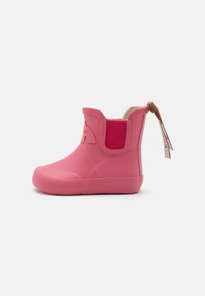 Kindergroßer pinkfarbener Gummistiefel mit elastischem seitlichem Einsatz und braunem Zuglasche vor weißem Hintergrund.