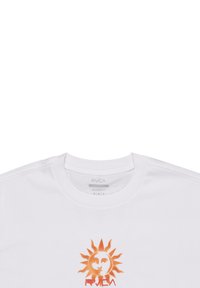 Camiseta de algodón blanca con un gráfico colorido del sol en naranja y amarillo en el centro, con un ajuste relajado y cuello redondo.