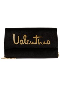 Svart sammetsclutch med en vikbar klaff. Har en glittrig guld "Valentino"-logotyp och ett guld kedjehandtag. Slät textur, rektangulär form.