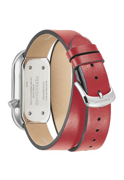 Ferragamo rokas pulkstenis ar taisnstūra nerūsējošā tērauda korpusu, sarkanu ādas siksniņu un melniem akcentiem. Iespējas ietver sudraba sprādzi un iegravētu aizmuguri.