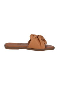 Tan slide sandalen met een geknoopt strikdetail aan de bovenkant, van glad synthetisch materiaal, met een platte zool en een minimalistisch ontwerp.