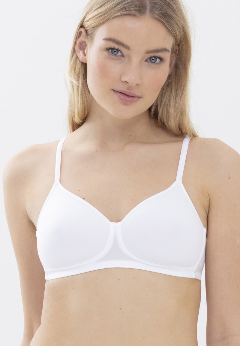 Soutien-gorge sans fil blanc avec bonnets moulés, bretelles réglables et finition lisse. Design simple sans quincaillerie ou embellissements visibles.