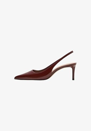 Červené lakované kožené slingback podpätky s špicatou špičkou, tenkým podpätkom a otvoreným dizajnom vzadu. Hladká textura a minimálne detaily.