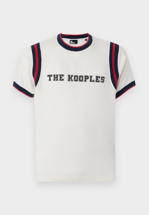 Weißes T-Shirt mit Rundhalsausschnitt, ausgestattet mit blauen und roten Streifenakzenten an den Ärmeln, und "THE KOOPLES" in fetter Schrift auf der Vorderseite gestickt.