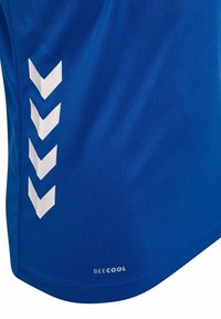 Blå atletisk t-shirt av slät tyg med vita chevronränder längs sidan och en liten "BEECOOL"-etikett vid fållen.