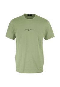 T-shirt in cotone verde oliva con scollatura rotonda e maniche corte. Presenta il testo "FRED PERRY" e un logo a alloro in verde scuro.