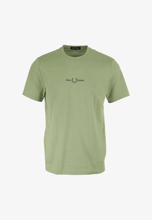 T-shirt in cotone verde oliva con scollatura rotonda e maniche corte. Presenta il testo "FRED PERRY" e un logo a alloro in verde scuro.