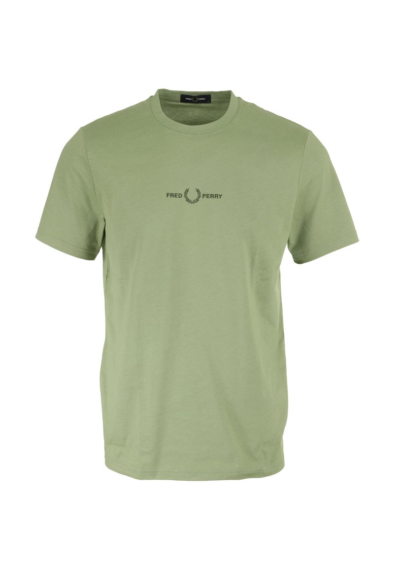 T-shirt in cotone verde oliva con scollatura rotonda e maniche corte. Presenta il testo "FRED PERRY" e un logo a alloro in verde scuro.