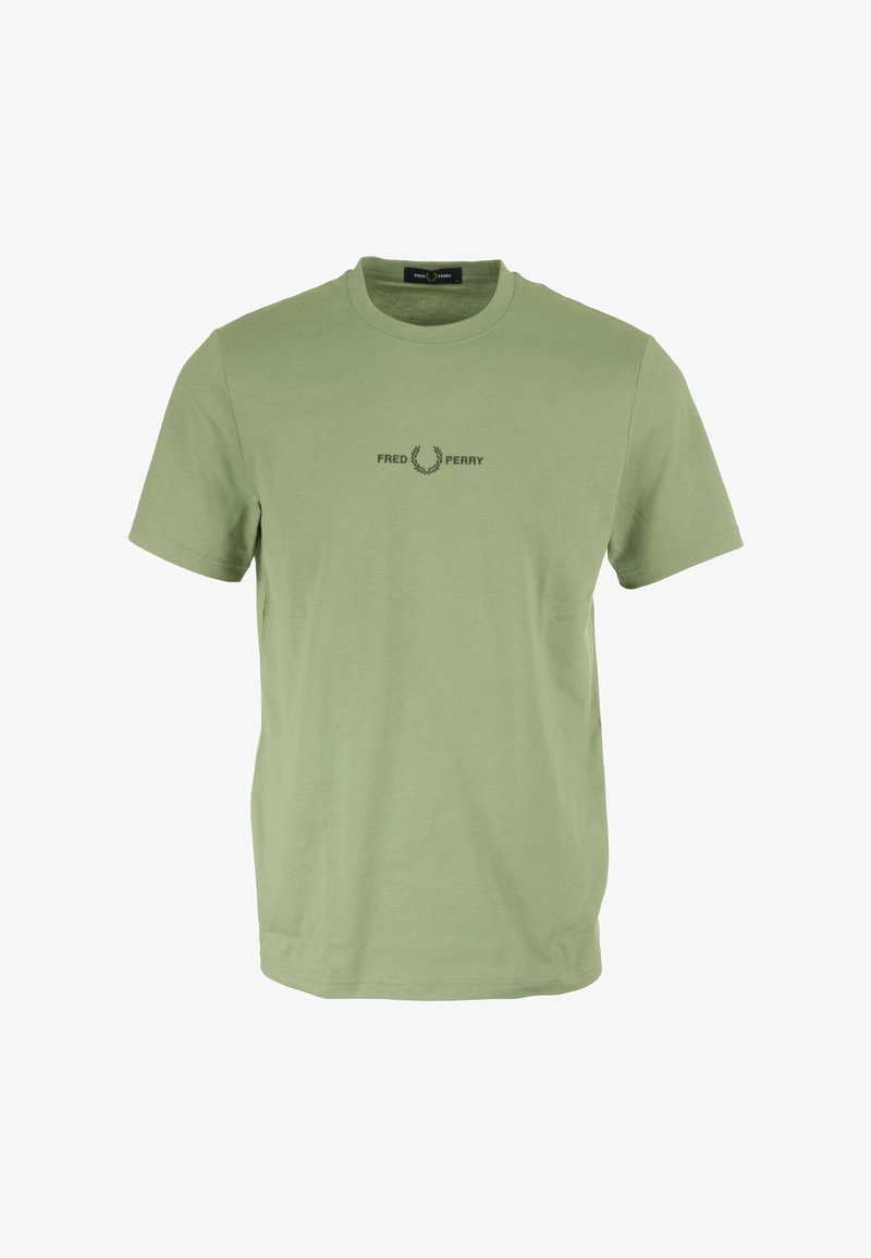 T-shirt in cotone verde oliva con scollatura rotonda e maniche corte. Presenta il testo "FRED PERRY" e un logo a alloro in verde scuro.